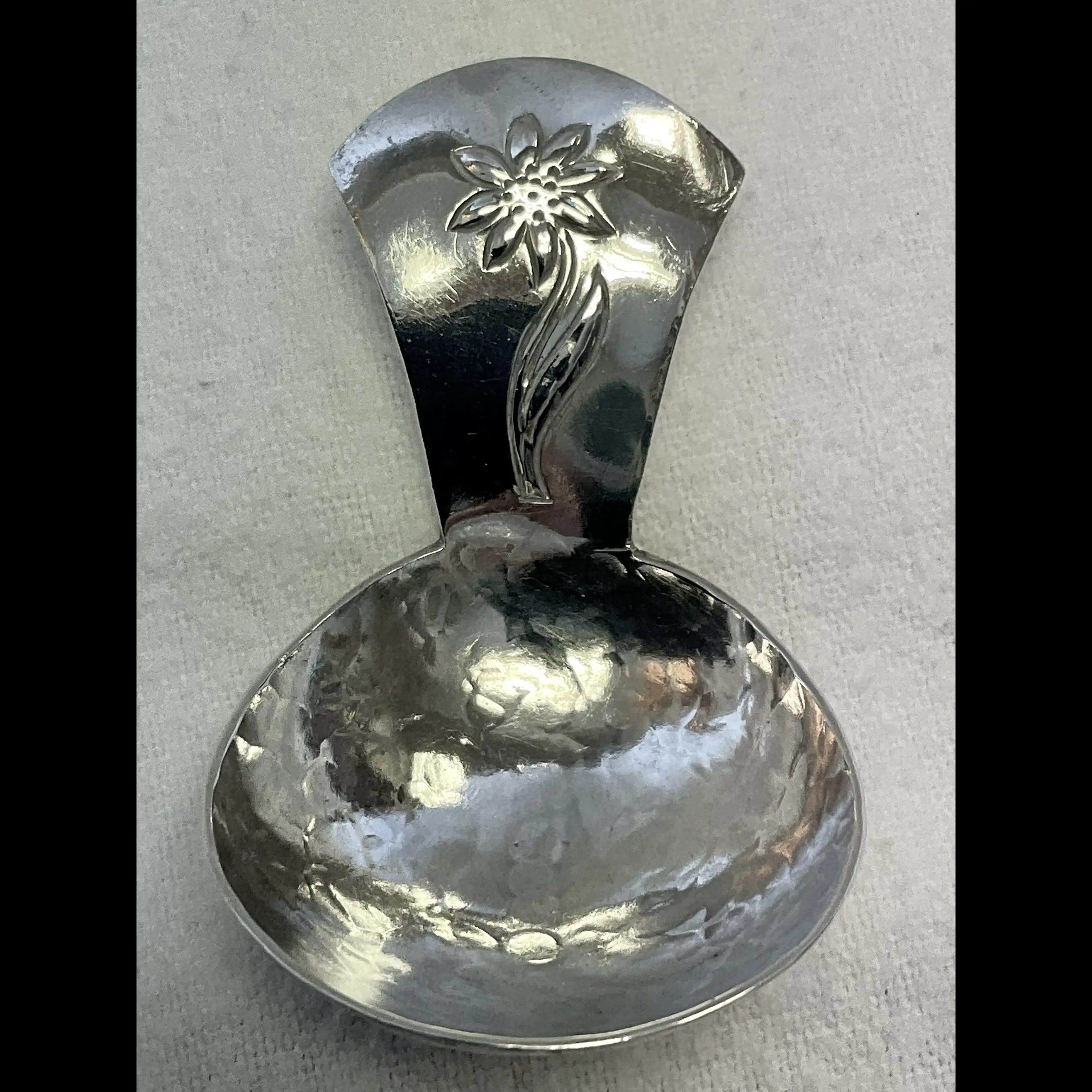 keswick school of industrial art silver arts and crafts silver caddy spoon floral detail