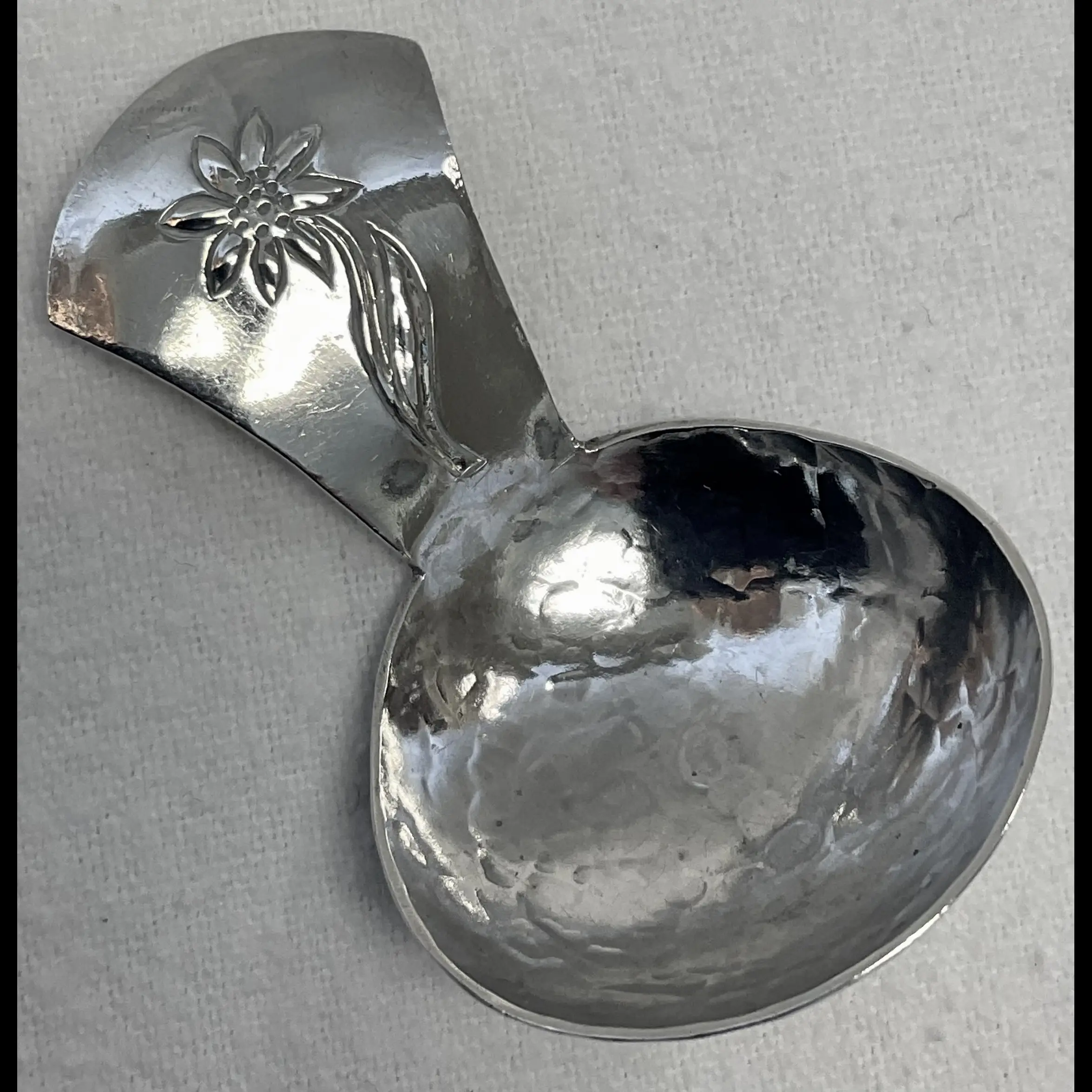 keswick school of industrial art silver arts and crafts silver caddy spoon floral detail
