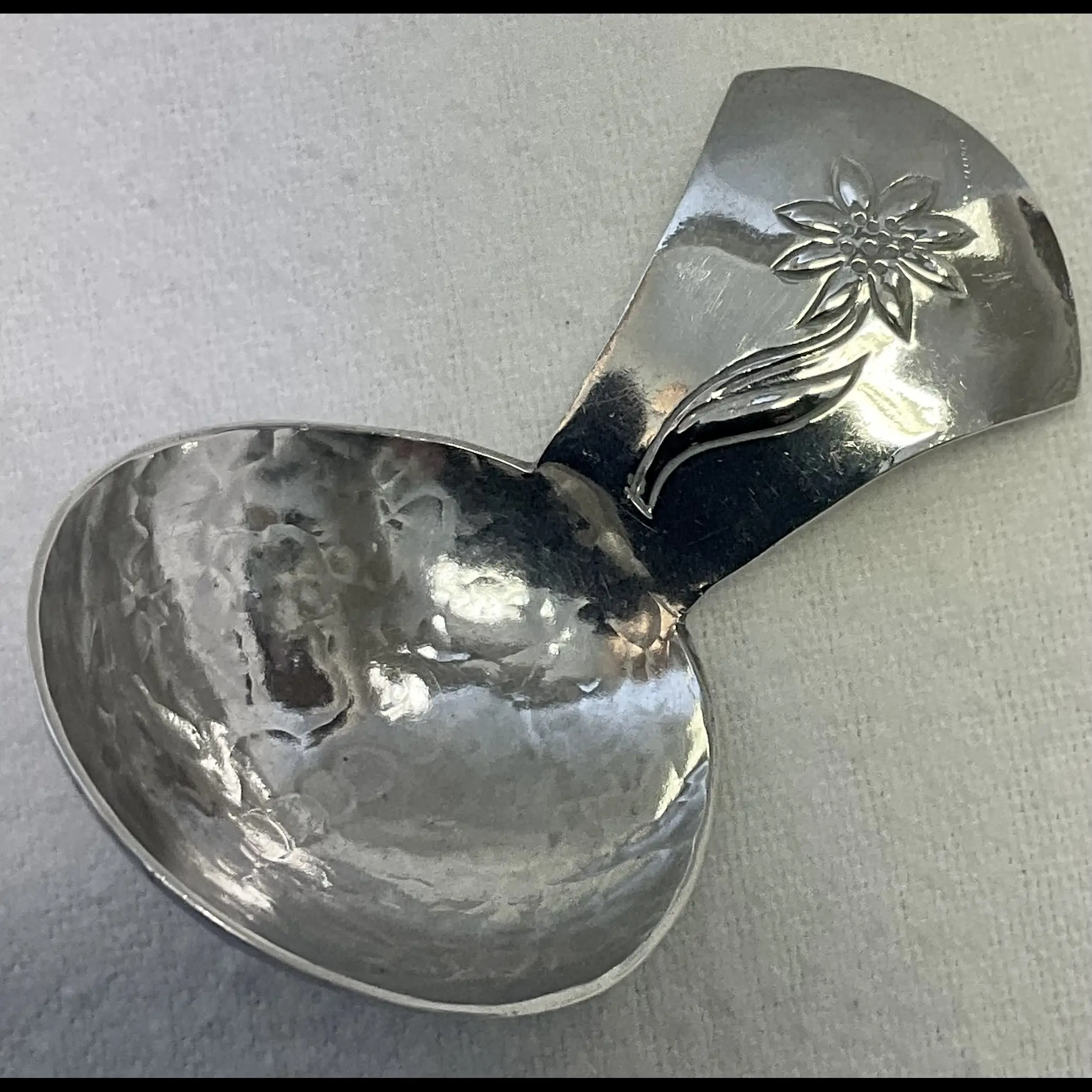 keswick school of industrial art silver arts and crafts silver caddy spoon floral detail