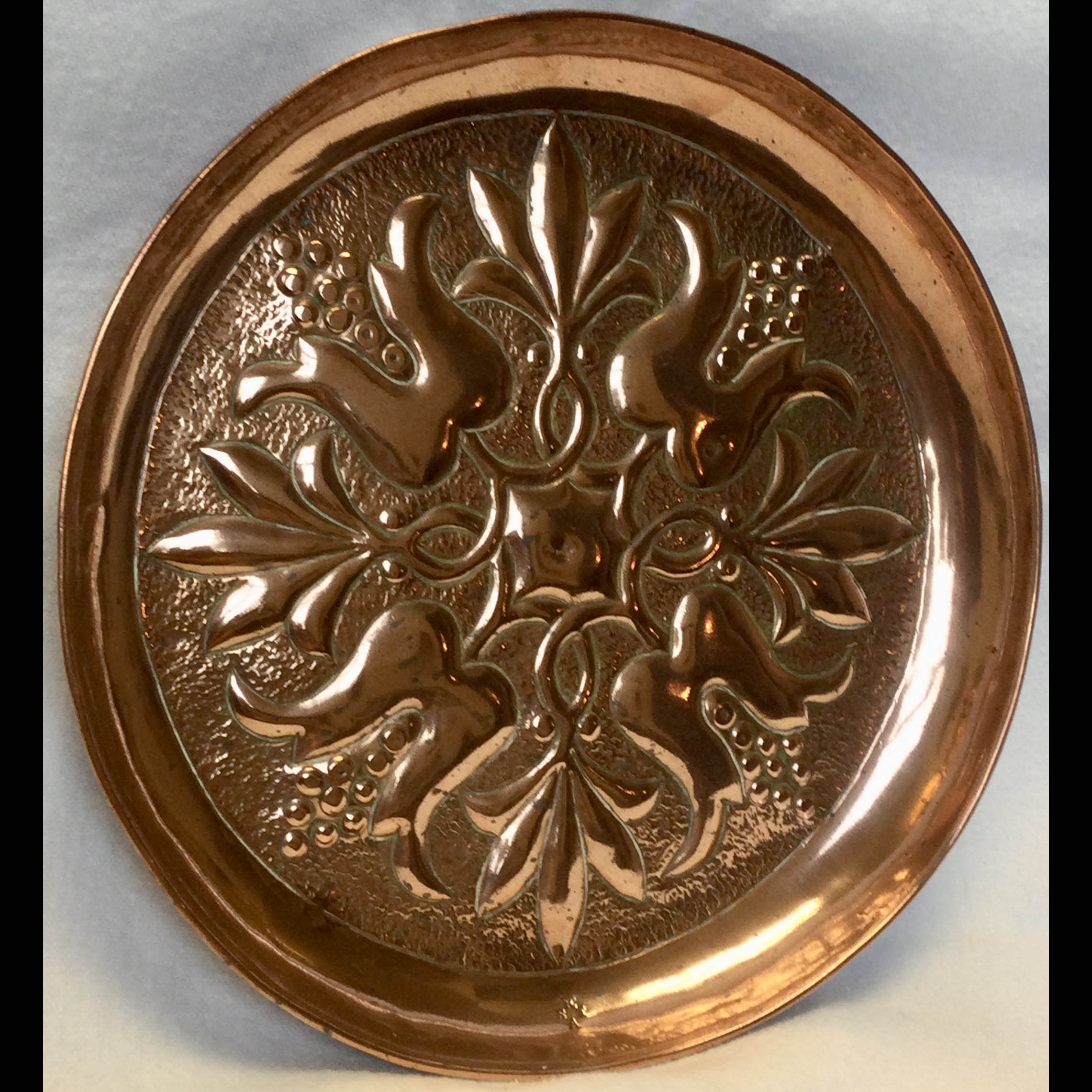 keswick-school-stylised-thistle-tray-side